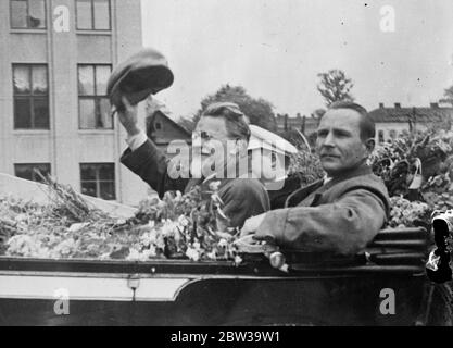 Kalinin se joint aux célébrations du 15e anniversaire de la Russie blanche soviétique . Mikhail Kalinin a reconnu le salut de la foule à Minsk . Avec lui ( à droite ) se trouve M Goloded , président du Conseil des peuples Commissaires du Soviet russe blanc . 19 juillet 1935 Banque D'Images