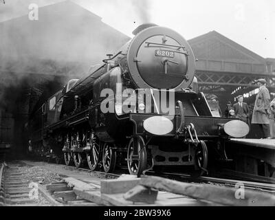 Première locomotive à turbine de Grande-Bretagne en vue à Euston . La Turbomtive à Euston . Noter l'avant du radiateur et l'entonnoir double . 27 juin 1935 Banque D'Images