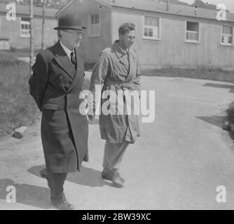 Verdict de mort accidentelle sur Lawrence d'Arabie . M. A W Lawrence , frère de Lawrence d'Arabie ( à droite ) partant après l'enquête . 21 mars 1935 Banque D'Images