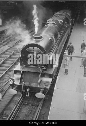 Première locomotive à turbine de Grande-Bretagne en vue à Euston . La Turbomtive à Euston . Noter l'avant du radiateur et l'entonnoir double . 27 juin 1935 Banque D'Images