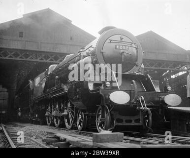 Première locomotive à turbine de Grande-Bretagne en vue à Euston . La Turbomtive à Euston . Noter l'avant du radiateur et l'entonnoir double . 27 juin 1935 Banque D'Images