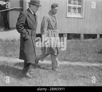 Verdict de mort accidentelle sur Lawrence d'Arabie . M. A W Lawrence , frère de Lawrence d'Arabie ( à droite ) partant après l'enquête . 21 mars 1935 Banque D'Images
