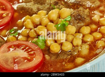 Soupe de berkoukes algérien ich nord-africaine épicée, à base de tomates, cuisine africaine, plats méditerranéens traditionnels variés, vue de dessus. Banque D'Images