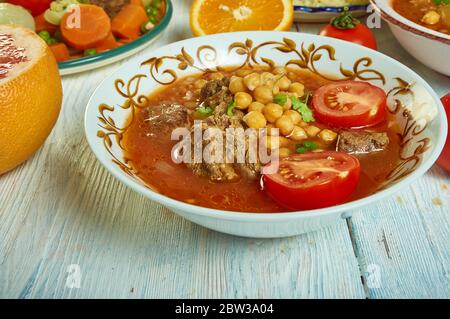 Soupe de berkoukes algérien ich nord-africaine épicée, à base de tomates, cuisine africaine, plats méditerranéens traditionnels variés, vue de dessus. Banque D'Images