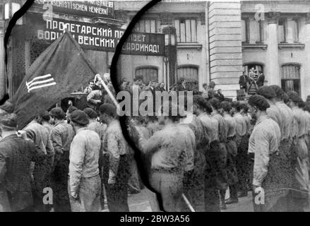 Les socialistes autrichiens ont fait la fuite à Moscou après avoir fui leur patrie . Tout Moscou s'est avéré accueillir plusieurs centaines de membres de l' organisation socialiste autrichienne Schutzbund , qui sont exilés de leur pays après avoir combattu contre les forces gouvernementales lors de la récente guerre civile en Autriche . Les réfugiés avaient cherché refuge en Tchécoslovaquie avant d'aller en Russie . Photos des membres du Schutzbund en uniforme à l'arrivée à Moscou . 30 avril 1934 Banque D'Images