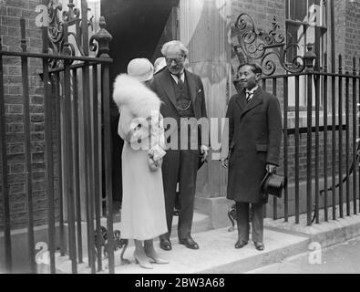 Déjeuner avec le roi et la reine de Siam avec Premier à Downing Street . Le roi Prajadhipok de Siam , accompagné de la reine , a fait une lunch avec M. Ramsay Macdonald , le premier ministre , au 10 Downing Street , Londres . Le premier ministre discutant avec la reine de Siam alors qu'elle quittait Downing Street avec le roi . 1er mai 1934 Banque D'Images