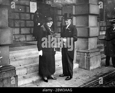 Lord and Lady Mayoress à l'Académie royale vue privée . Le Lord Mayor de Londres , Sir Charles H Collett , accompagné de la Lady Mayoress , a assisté à la vue privée de l'exposition de l'Académie royale qui s'est déroulée à la Burlington House , Piccadilly , Londres . Photos de Lord et Lady Mayoress arrivée . 5 mai 1934 Banque D'Images