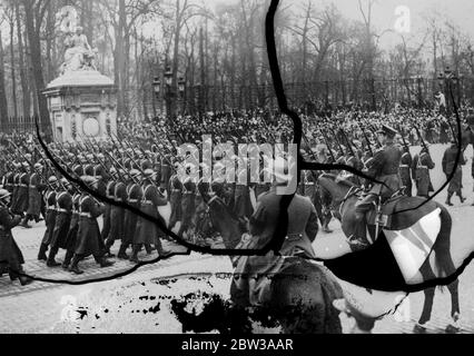 Le roi Léopold examine la garnison de Bruxelles pour la première fois. Pour la première fois, le roi Léopold II de Belgique a procédé à la revue annuelle des troupes de la garnison de Bruxelles devant le Palais Royal . La photo montre le roi Léopold à cheval pendant que les troupes passent. 10 avril 1934 Banque D'Images