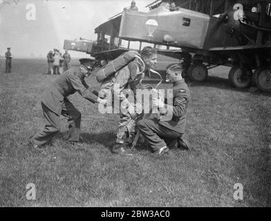 Section de test du parachute RAF au travail . Une démonstration du travail et de l'entraînement des parachutistes a été donnée à la section du parachute de la Royal Air Force à l'aérodrome de Henlow , dans le Bedfordshire . L'essai des parachutes est l'un des articles ouverts à l'inspection par le public lors de la Journée de l'air de l'Empire le 24 mai . La photo montre un parachutiste aidé dans son parachute devant un avion de formation de parachutiste Vickers Virginia . 10 mai 1934 Banque D'Images