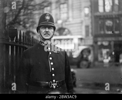 P C demande des dommages après avoir arrêté des chevaux fuyés à Rotherhithe . 26 avril 1934 Banque D'Images