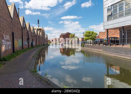 Usines et bureaux bordant le canal de Birmingham et Fazeley à Nechells, Birmingham, près de l'échangeur de Gravelly Hill Banque D'Images