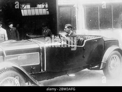 Prince Nicholas definately de course au Mans . Co driver avec Whitney Straight . Malgré l'opposition , le prince Nicolas de Roumanie , frère du roi Carol , est déterminé à participer à la course de 24 heures au Mans . Il doit conduire avec Whitney Straight , le jeune américain , dans un Duesenberg super chargé . Le Prince Nicholas dit qu'il a été suggéré de prendre la voiture en Angleterre pour la course du Trophée touristique en septembre. Le Prince Nicholas au volant du Duesenberg . 15 juin 1934 Banque D'Images