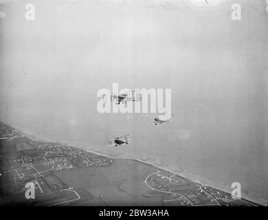 Sir Alan Cobham a fait un essai de ravitaillement en vol à mi-vol à Portsmouth en préparation de son vol non-stop vers l'Inde le 21 septembre. Son avion , un ' Airspeed Courier ' est un monoplan équipé d'un moteur Armstrong Siddeley ' Lynx ' de 240 HP , et le ravitaillement a été effectué par un avion à double engine , qui a été utilisé comme un pétrolier . Il sera accompagné, lors de son vol en Inde, par le chef de l'escadron W Helmore , qui a obtenu un congé spécial du ministère de l'Air pour le vol . Le ravitaillement sera effectué en route par un transporteur de troupes « Victoria » à l'aéroport d'Alexandra et un « Valencia » à Shaib Banque D'Images