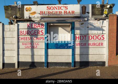 Sonic’s Burger Bar sur Lucy Road, Southend, sert des hamburgers, hot dogs, kebabs, frites au fromage et options végétariennes d'un stand balnéaire classique. Banque D'Images