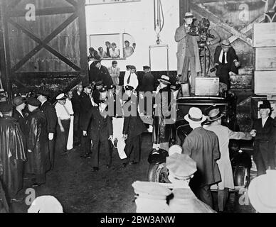 Ce sont les premières images originales à atteindre Londres de la catastrophe au paquebot américain SS Morro Castle dans lequel près de deux cents personnes ont perdu la vie . Photos , la police aidant à transporter les victimes et les survivants de la catastrophe du château de Morro du navire de secours Andera F Luckenbach comme elle a amarré à Brooklyn New York . 14 septembre 1934 Banque D'Images