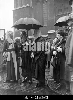 3 juges qui se trouvent sous un parapluie à l'extérieur de l'abbaye de Westminster . 2 octobre 1934 Banque D'Images