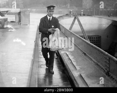 M. H L Evans , le seul postier de la Grande-Bretagne , qui fait une livraison sur son tour dans le Pool de Londres . 5 octobre 1934 Banque D'Images