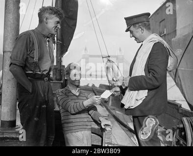 M. H L Evans , le seul postier de la Grande-Bretagne sur son rond près de Tower Bridge . 5 octobre 1934 Banque D'Images