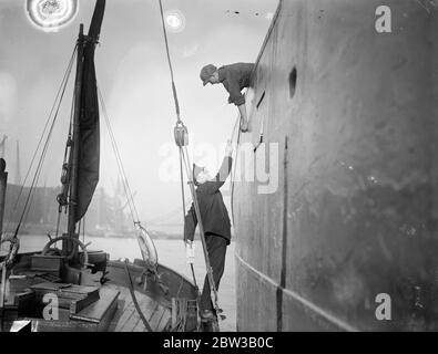 M. H L Evans , le seul postier de la Grande-Bretagne à livrer un navire dans le Pool de Londres . 5 octobre 1934 Banque D'Images