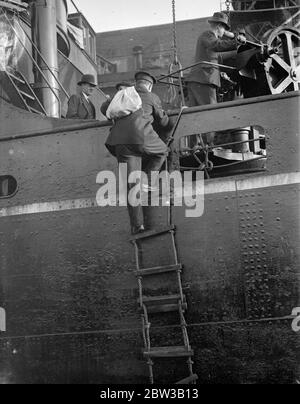 M. H L Evans , le seul postier de la Grande-Bretagne à faire une livraison sur son rond près de Tower Bridge . 5 octobre 1934 Banque D'Images