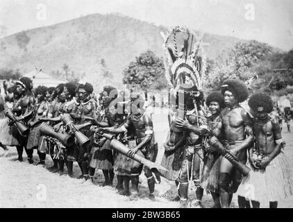 Danseurs de village à Port Moresby , Nouvelle-Guinée , pendant le festival local . 9 octobre 1934 . Banque D'Images