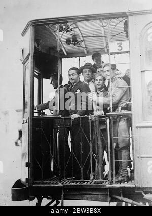 Jeunes aristocrates , membres du fasciste Gil Robles , homme un tramway de Madrid . 9 octobre 1934 . Banque D'Images