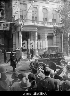 Nouveau roi Pierre de Yougoslavie quittant la légation à Londres . 10 octobre 1934 . Banque D'Images