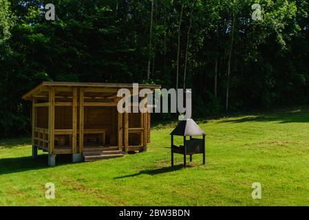 Jardin Ou Extérieur Pavillon Extérieur Avec Pergola De Bois, Comptoir De  Bar, Four En Briques, Cheminée Et Barbecue Pour La Cuisi Photo stock -  Image du pergola, patio: 162224390