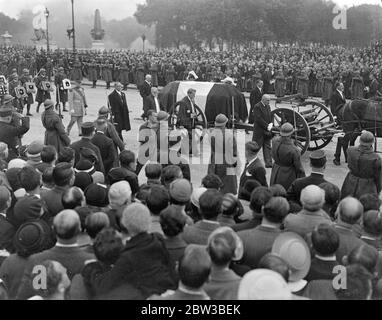 Drapeau couvert cercueil sur une charriot portant le corps du feu ministre français des Affaires étrangères , Louis Barthou , à ses funérailles à Paris . Il a été tué par balle et blessé mortellement dans la tentative d'assassinat qui a pris la vie du roi Alexandre de Yougoslavie. 14 octobre 1934 Banque D'Images