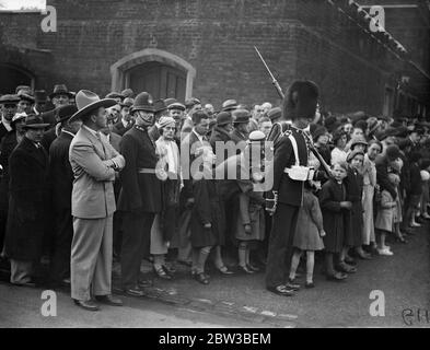 M. George O ' Brien , l'acteur du film , regardant le changement de la garde . 11 octobre 1934 Banque D'Images