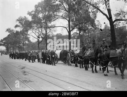 Les funérailles de Louis Barthou sur le chemin du Bureau des Affaires étrangères à Paris . Barthou , feu ministre français des Affaires étrangères , a été tué par balle et blessé mortellement dans la tentative d'assassinat qui a pris la vie du roi Alexandre de Yougoslavie. 14 octobre 1934 Banque D'Images