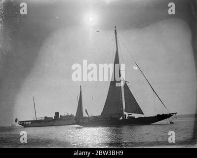 Endeavour est un yacht de 130 pieds, J-classe construit pour la coupe de l'Amérique 1934 par Camper et Nicholson à Gosport . Ici il arrive à Southampton , Hampshire , Angleterre. Octobre 1934 Banque D'Images