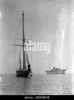 Endeavour est un yacht de 130 pieds, J-classe construit pour la coupe de l'Amérique 1934 par Camper et Nicholson à Gosport . Ici il arrive à Southampton , Hampshire , Angleterre. Octobre 1934 Banque D'Images