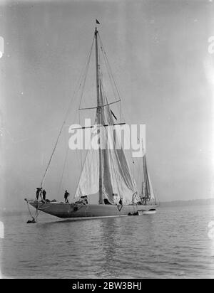 Endeavour est un yacht de 130 pieds, J-classe construit pour la coupe de l'Amérique 1934 par Camper et Nicholson à Gosport . Ici il arrive à Southampton , Hampshire , Angleterre. Octobre 1934 Banque D'Images