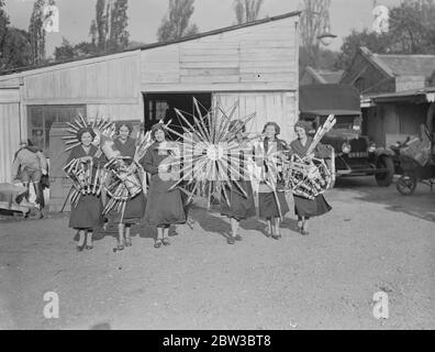 Les filles travaillent dans une usine de feux d'artifice de Londres prêt pour le 5 novembre. 24 octobre 1934 Banque D'Images