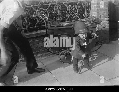 Bébé Eyles , fils d'un policier Southend , en uniforme . Études d'un bébé . 23 octobre 1934 Banque D'Images