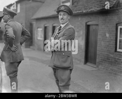 Le ballon de la RAF dévie 80 milles puis atterrit sur des fils télégraphiques . Photos montre pilote Agent Vert . 25 octobre 1934 . Banque D'Images