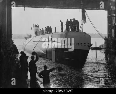 HMS Snapper , le nouveau sous-marin de classe S de la Marine royale , a été lancé à Chatham Dockyard , dans le Kent . La cérémonie de nomination a été exécutée par Lady Tweedie , épouse du Vice-amiral Sir Hugh J Tweedie , commandant en chef de la Nore . La photo montre le nouveau sous-marin prenant l'eau à son lancement le 25 octobre 1934 . Banque D'Images