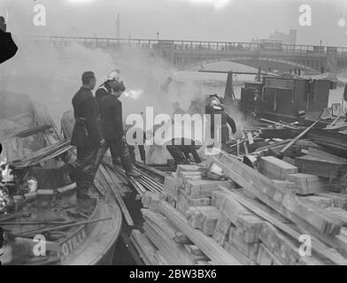 Barge de bois sur feu à Vauxhall , Londres . 25 octobre 1934 . Banque D'Images