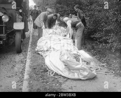 Le ballon de la RAF dévie 80 milles puis atterrit sur des fils télégraphiques . 25 octobre 1934 . Banque D'Images