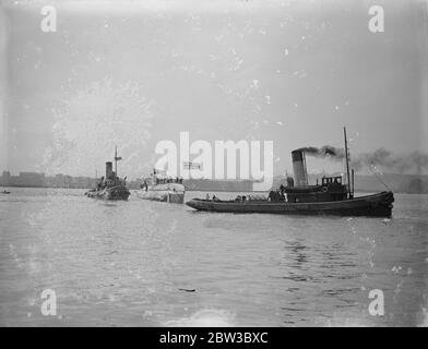 HMS Snapper , le nouveau sous-marin de classe S de la Marine royale , a été lancé à Chatham Dockyard , dans le Kent . La cérémonie de nomination a été exécutée par Lady Tweedie , épouse du Vice-amiral Sir Hugh J Tweedie , commandant en chef de la Nore . La photo montre le nouveau sous-marin prenant l'eau à son lancement le 25 octobre 1934 . Banque D'Images