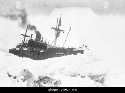 SS Chelyuskin , un navire à vapeur soviétique envoyé dans une expédition pour naviguer à travers la glace polaire le long de la route maritime du Nord de Mourmansk à Vladivostok , est devenu la glace dans les eaux arctiques pendant la navigation . Il a été pris dans les champs de glace en septembre. Après cela, il a dérivé dans le bloc de glace avant de s'enfoncer le 13 février 1934, écrasé par les icepacks près de l'île Kolyuchin dans la mer des Chukchi . L'équipage a réussi à s'échapper sur la glace et a construit une piste d'atterrissage de fortune en utilisant seulement quelques bêches , des pelles à glace et deux barres de pied de biche , qui ont aidé au sauvetage de l'équipage . Cinquante trois hommes ont marché Banque D'Images