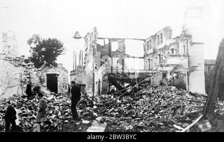 Les conséquences de la rébellion espagnole . Oviedo , la capitale de la province espagnole des Asturies , se trouve en ruines . La ville vient d'être reprise par des troupes loyales , après avoir été entre les mains des rebelles . . 27 octobre 1934 Banque D'Images