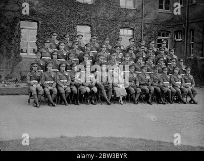 Une photographie de groupe de la Duchesse de York avec son régiment . Elle est commandante - en - chef de l'infanterie légère du Yorkshire du roi , basée à Tidworth . 27 octobre 1934 Banque D'Images