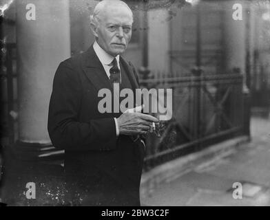 Sir Cecil Harcourt - Smith, responsable du mariage du duc de Kent présente . 30 octobre 1934 Banque D'Images