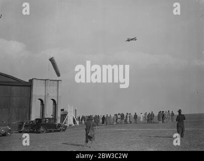 Jones et Waller débarquaient à Lympne après un vol record depuis l'Australie. Le record a été établi avec un G-ACSR de Havilland DH.88 Comet . 2 novembre 1934 Banque D'Images