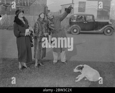 Jones et Waller débarque à Lympne après un vol record depuis l'Australie . Ken Waller avec sa mère et sa sœur . 2 novembre 1934 Banque D'Images