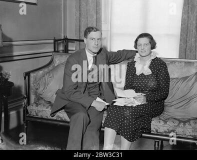 Madame Dorothy Chamberlain , la seule fille de Neville Chamberlain , s'est engagée auprès de M. Stephen Lloyd . 1er novembre 1934 Banque D'Images