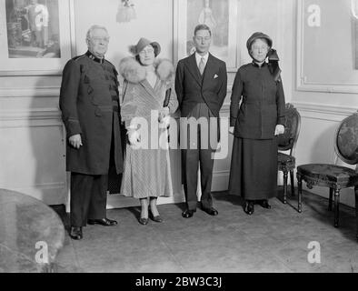 Duc et duchesse de York avec le général Higgins de l'Armée du Salut. 1er novembre 1934 Banque D'Images