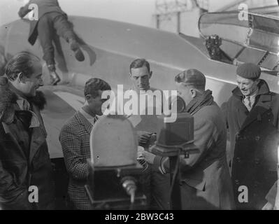 Jones et Waller débarque à Lympne après un vol record depuis l'Australie . 2 novembre 1934 Banque D'Images